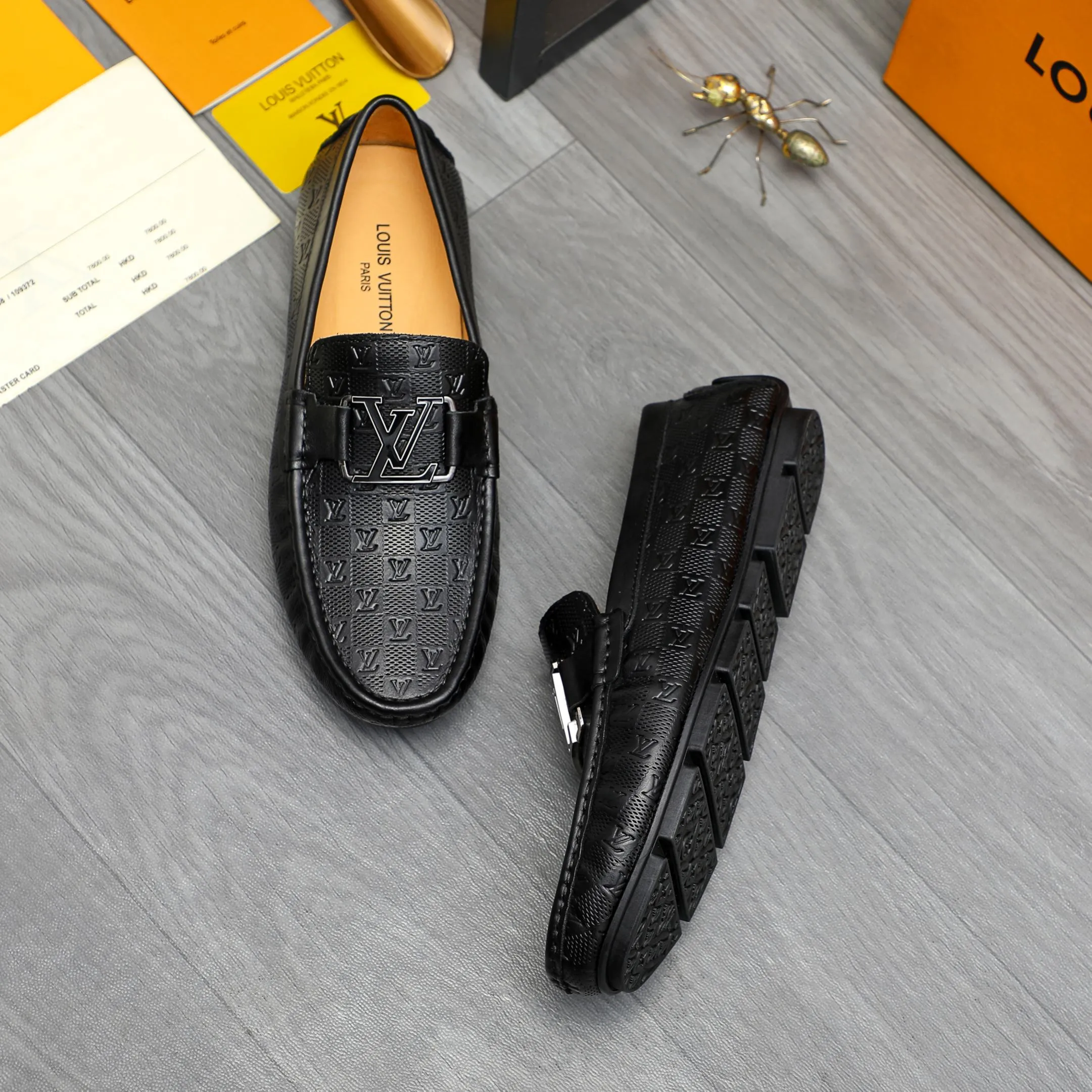 Men's shoes 💰p380 Product trademark: LV "Louis Vuitton" casual slip-on men's shoes Regular size: 38-45 Product material: Selected classic embossed cowhide upper, pigskin lining, rubber outsole